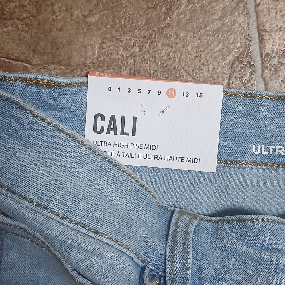 NWT Ultra High Rise Cali Light Blue Distressed Denim Shorts size 11 - Picture 5 of 7